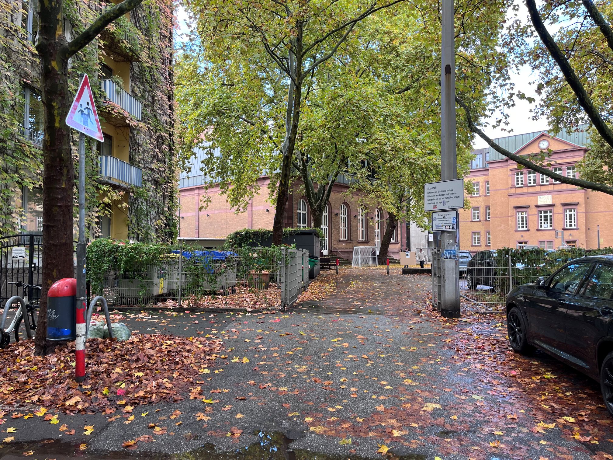 Einfahrt_Schulhof_KFG_10-2025.jpg