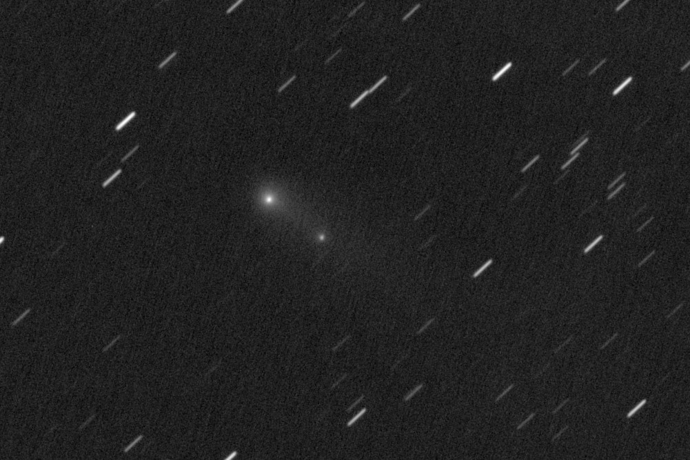 240P_2025_12_01_1950_2036UT_89x30s_GAin160_620mm_comet1_2.jpg