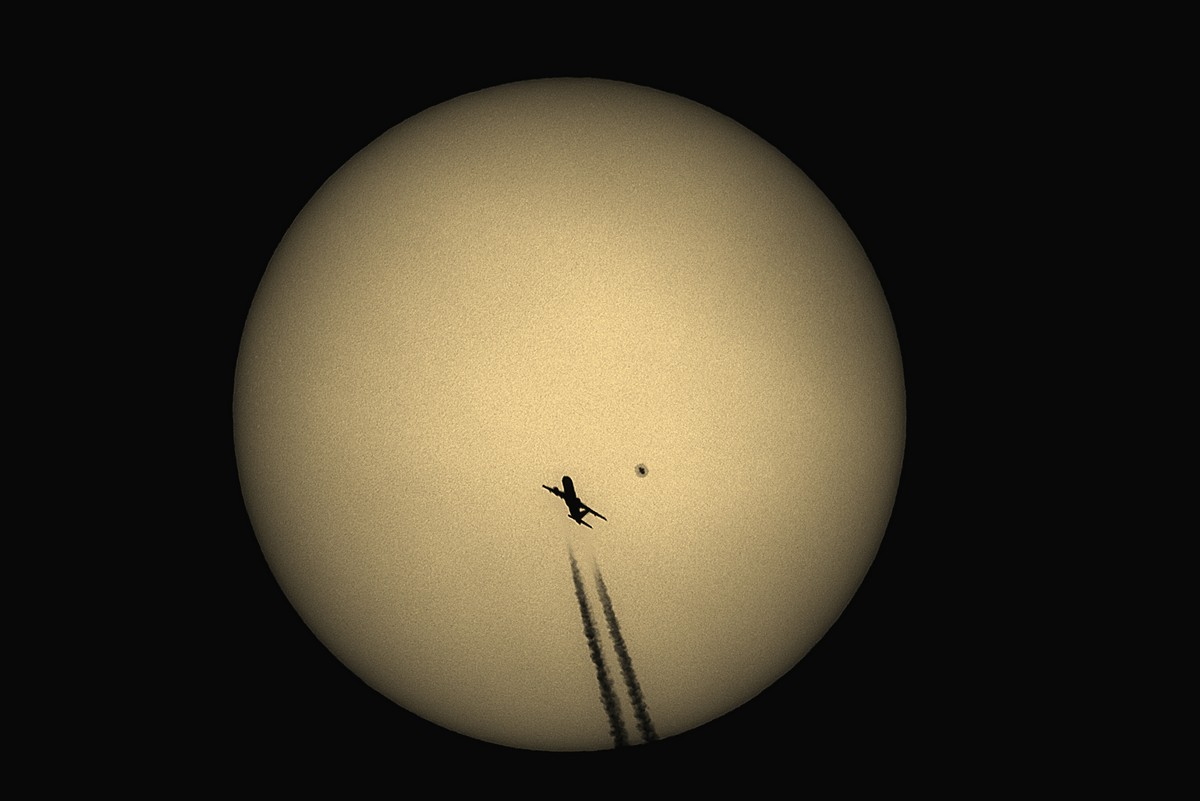 Sonne_2017_08_07_0610UT_Flugzeug_klein.jpg