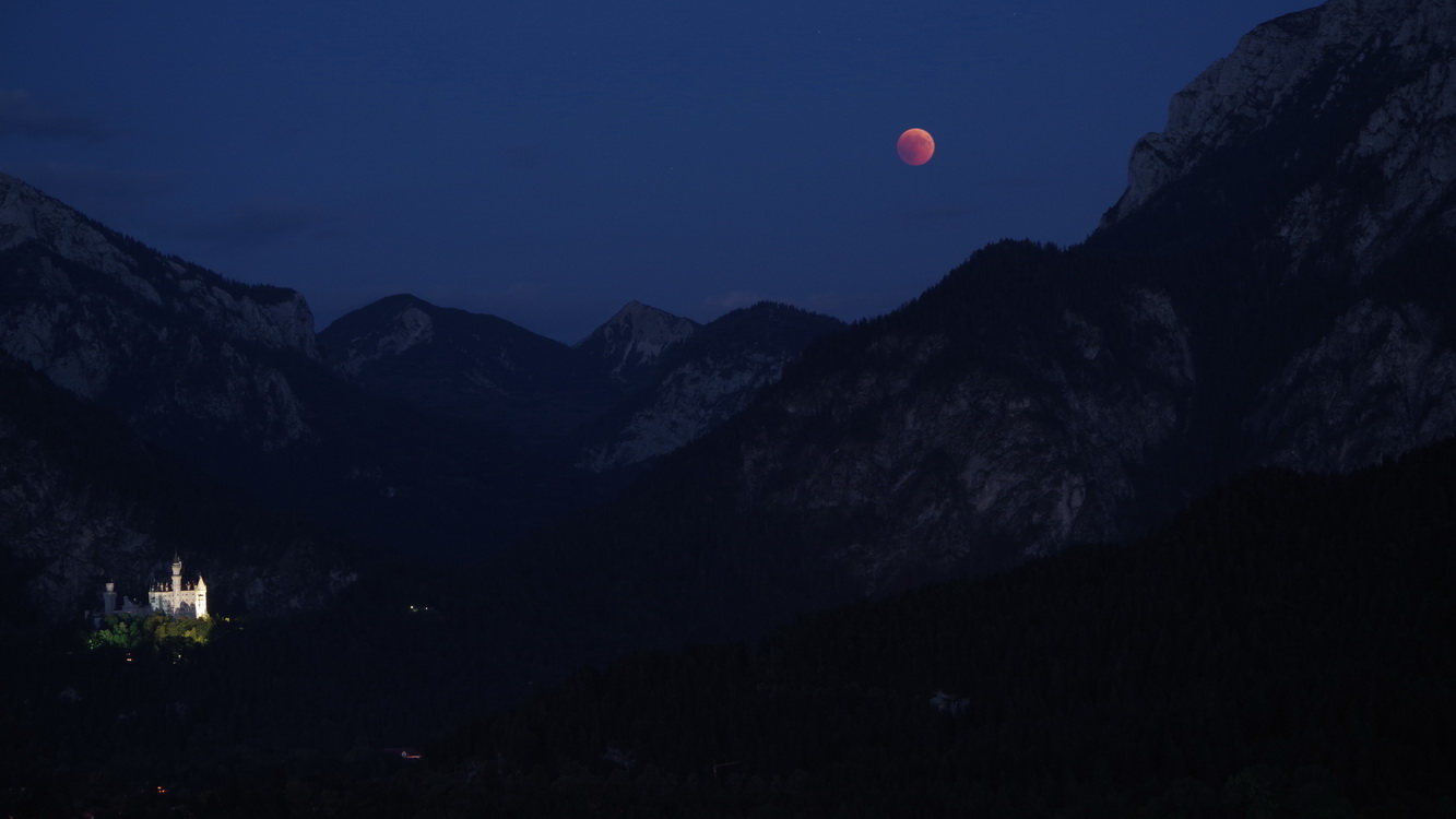Roter Mond über Neuschwanstein-verkleinert.JPG